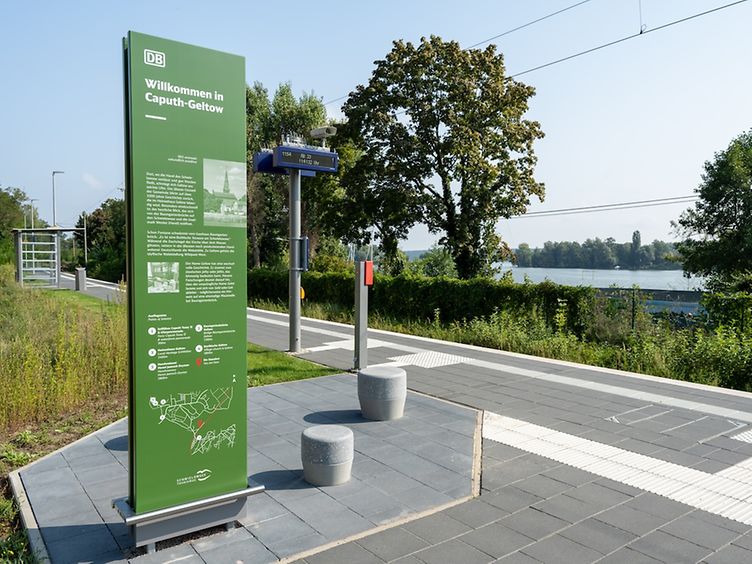 Umfeldstele und Sitzmöbel am Bahnhof Caputh-Geltow