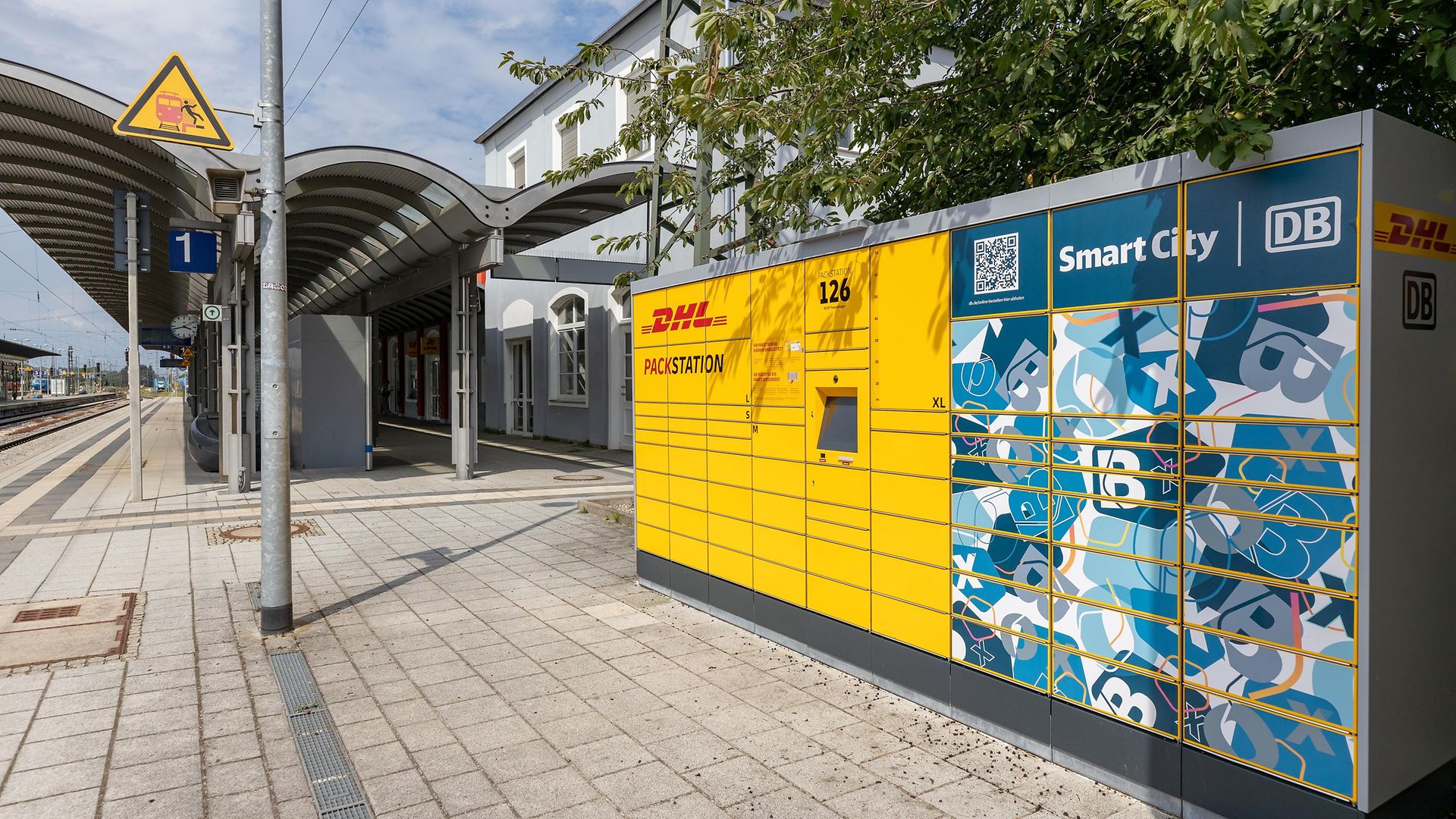 Offene Paketstation von Box - die Abholstation am Bahnhof Treuchtlingen