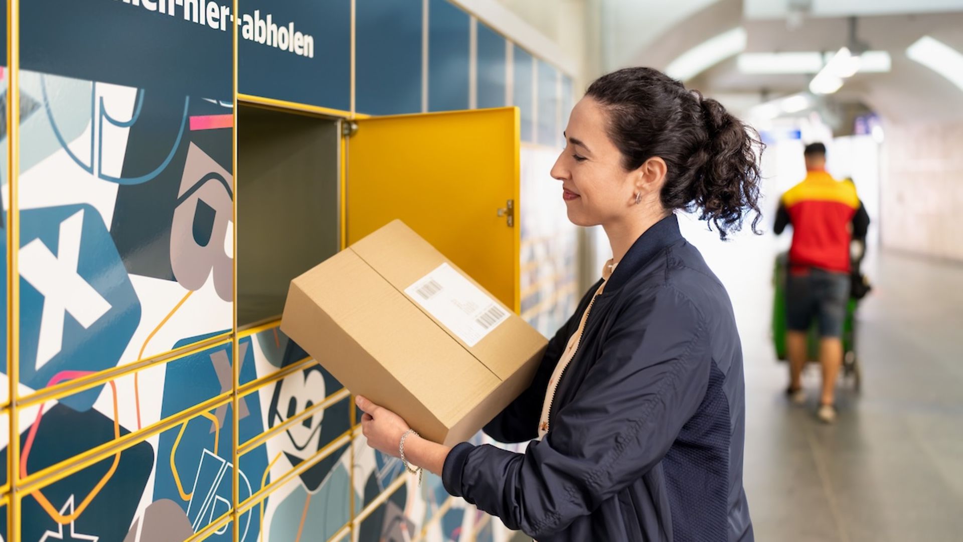 Einfache Einlieferung und Abholung von Paketen an einer offenen Paketstation