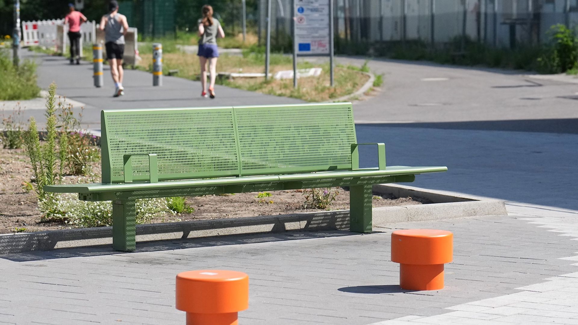 Neue Sitzbank am Bahnhof Berlin Südkreuz